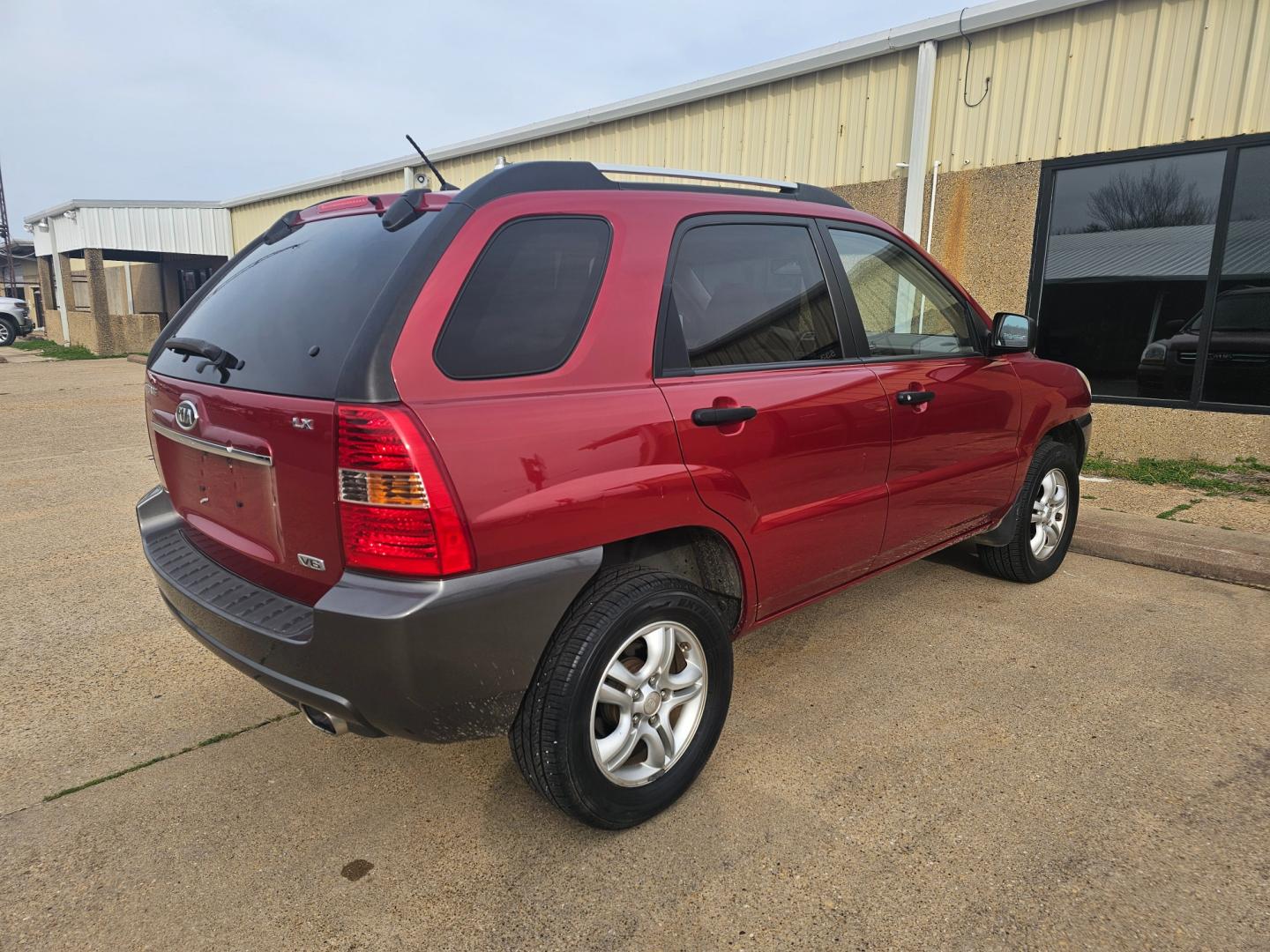 2008 MAROON Kia Sportage EX V6 2WD (KNDJF723587) with an 2.7L V6 DOHC 24V engine, 4-Speed Automatic Overdrive transmission, located at 533 S Seven Points BLVD, Seven Points, TX, 75143, (430) 255-4030, 32.313999, -96.209351 - Photo#2